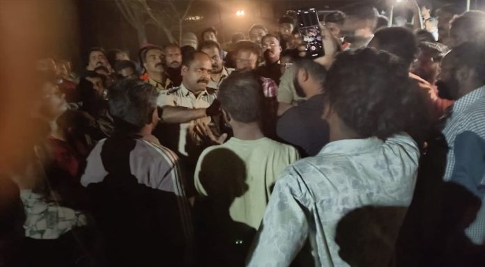 ഏലപ്പാറ – ശാന്തിപ്പാലം – മ്ലാമല റോഡിൻ്റെ നിർമാണ തടസം നീക്കാത്തതിൽ പ്രതിഷേധിച്ച് ആൽമരത്തിൽ കയറി ആത്മഹത്യാ ഭീഷണി മുഴക്കി അൻപതുകാരൻ ഏലപ്പാറ – ശാന്തിപ്പാലം – മ്ലാമല റോഡിൻ്റെ നിർമാണ തടസം നീക്കാത്തതിൽ പ്രതിഷേധിച്ച് ആൽമരത്തിൽ കയറി ആത്മഹത്യാ ഭീഷണി മുഴക്കി അൻപതുകാരൻ