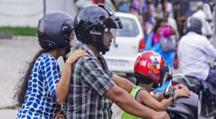 കുഞ്ഞുങ്ങളുടെ ജീവൻ നമ്മുടെ കൈയിലാണ് ; ഹെൽമറ്റ് ധരിപ്പിക്കണമെന്ന് പോലീസ് കുഞ്ഞുങ്ങളുടെ ജീവൻ നമ്മുടെ കൈയിലാണ് ; ഹെൽമറ്റ് ധരിപ്പിക്കണമെന്ന് പോലീസ്