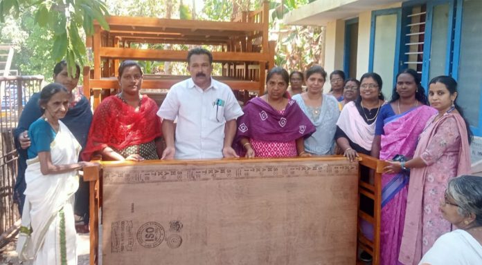 കവിയൂര് ഗ്രാമപഞ്ചായത്തിൽ കട്ടില് വിതരണം ചെയ്തു കവിയൂര് ഗ്രാമപഞ്ചായത്തിൽ കട്ടില് വിതരണം ചെയ്തു