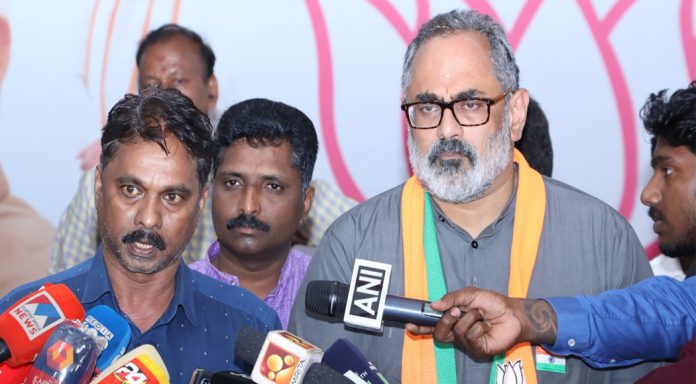 പൂക്കോട് വെറ്റിനറി കോളേജ് : സിദ്ധാർത്ഥിൻ്റെ മരണത്തിൽ നീതി തേടി കുടുംബം രാജീവ് ചന്ദ്രശേഖറിനെ കാണാനെത്തി പൂക്കോട് വെറ്റിനറി കോളേജ് : സിദ്ധാർത്ഥിൻ്റെ മരണത്തിൽ നീതി തേടി കുടുംബം രാജീവ് ചന്ദ്രശേഖറിനെ കാണാനെത്തി