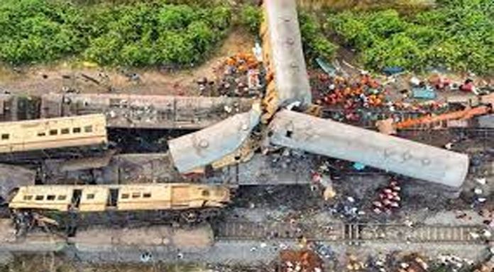 ആന്ധ്ര ട്രെയിൻ ദുരന്തം ; അപകടത്തിനു കാരണം ലോക്കോ പൈലറ്റ് മൊബൈലിൽ ക്രിക്കറ്റ് കണ്ടുകൊണ്ടിരുന്നതിനാലെന്ന് മന്ത്രി ആന്ധ്ര ട്രെയിൻ ദുരന്തം ; അപകടത്തിനു കാരണം ലോക്കോ പൈലറ്റ് മൊബൈലിൽ ക്രിക്കറ്റ് കണ്ടുകൊണ്ടിരുന്നതിനാലെന്ന് മന്ത്രി