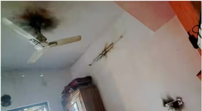 ആലപ്പുഴ പുന്നമടയിൽ കഴിഞ്ഞ ദിവസം ഉണ്ടായ ഇടിമിന്നലിൽ വീടിന്റെ വയറിങ് പൂർണമായി കത്തിനശിച്ചു ആലപ്പുഴ പുന്നമടയിൽ കഴിഞ്ഞ ദിവസം ഉണ്ടായ ഇടിമിന്നലിൽ വീടിന്റെ വയറിങ് പൂർണമായി കത്തിനശിച്ചു