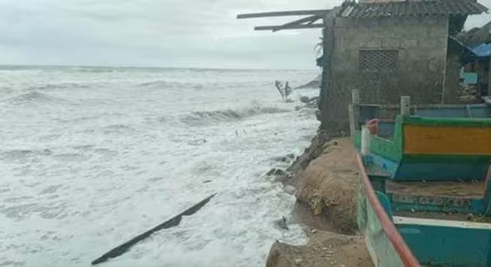 കടലാക്രമണം ; തീരപ്രദേശങ്ങളിലെ വിനോദസഞ്ചാര പ്രവർത്തനങ്ങൾ താത്കാലികമായി നിരോധിക്കാൻ തീരുമാനം കടലാക്രമണം ; തീരപ്രദേശങ്ങളിലെ വിനോദസഞ്ചാര പ്രവർത്തനങ്ങൾ താത്കാലികമായി നിരോധിക്കാൻ തീരുമാനം