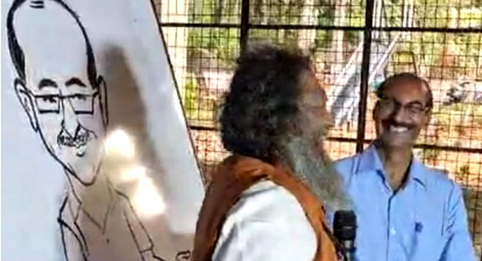 വിരമിച്ച മാഷിന് ‘വേഗ വരയാദരവ് ‘ ഒരുക്കി സ്പീഡ് കാർട്ടൂണിസ്റ്റ് ജിതേഷ്ജി വിരമിച്ച മാഷിന് ‘വേഗ വരയാദരവ് ‘ ഒരുക്കി സ്പീഡ് കാർട്ടൂണിസ്റ്റ് ജിതേഷ്ജി