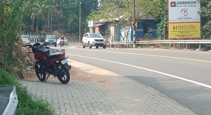 പുനലൂര്-മൂവാറ്റുപുഴ സംസ്ഥാന പാതയിൽ ബൈക്കും കാറും കൂട്ടിയിടിച്ച് അപകടം പുനലൂര്-മൂവാറ്റുപുഴ സംസ്ഥാന പാതയിൽ ബൈക്കും കാറും കൂട്ടിയിടിച്ച് അപകടം