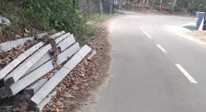 റാന്നിയില് പൊതുമരാമത്ത് വകുപ്പിന്റെ റോഡ് കയ്യേറി തെങ്ങ് നട്ടു ; പഴയ പുനലൂർ – മൂവാറ്റുപുഴ പാതയില് വന് കയ്യേറ്റം റാന്നിയില് പൊതുമരാമത്ത് വകുപ്പിന്റെ റോഡ് കയ്യേറി തെങ്ങ് നട്ടു ; പഴയ പുനലൂർ – മൂവാറ്റുപുഴ പാതയില് വന് കയ്യേറ്റം