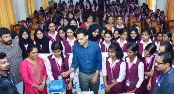അർഹരായ എല്ലാ വിദ്യാര്ഥികളെയും വോട്ടര്മാരാക്കിയ രാജ്യത്തെ ആദ്യ ജില്ലയായി കണ്ണൂര് അർഹരായ എല്ലാ വിദ്യാര്ഥികളെയും വോട്ടര്മാരാക്കിയ രാജ്യത്തെ ആദ്യ ജില്ലയായി കണ്ണൂര്