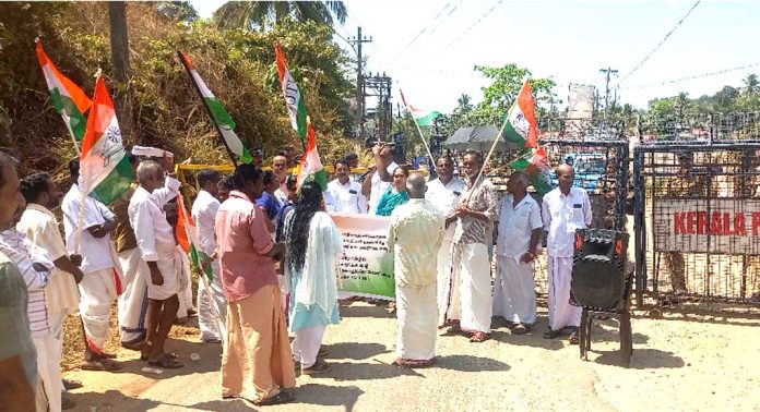 കൊടുമൺ എസ്.എച്ച്.ഓ ക്കെതിരെ നടപടിയെടുക്കണം ; കൊടുമൺ പോലീസ് സ്റ്റേഷനിലേക്ക് കോണ്ഗ്രസ് മാർച്ച് നടത്തി കൊടുമൺ എസ്.എച്ച്.ഓ ക്കെതിരെ നടപടിയെടുക്കണം ; കൊടുമൺ പോലീസ് സ്റ്റേഷനിലേക്ക് കോണ്ഗ്രസ് മാർച്ച് നടത്തി