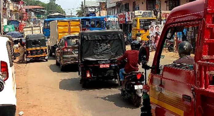 കൊടുമൺ ജംഗ്ഷനിലെ ഗതാഗതക്കുരുക്ക് അടിയന്തിരമായി പരിഹരിക്കണം ; ഐ.എൻ.റ്റി.യു.സി കൊടുമൺ മണ്ഡലം കമ്മറ്റി കൊടുമൺ ജംഗ്ഷനിലെ ഗതാഗതക്കുരുക്ക് അടിയന്തിരമായി പരിഹരിക്കണം ; ഐ.എൻ.റ്റി.യു.സി കൊടുമൺ മണ്ഡലം കമ്മറ്റി