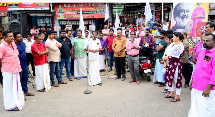 വ്യാപാരിയെ ചുമട്ടുതൊഴിലാളി മര്ദ്ദിച്ചു ; മല്ലപ്പള്ളിയില് വ്യാപാരികളുടെ പ്രതിഷേധം വ്യാപാരിയെ ചുമട്ടുതൊഴിലാളി മര്ദ്ദിച്ചു ; മല്ലപ്പള്ളിയില് വ്യാപാരികളുടെ പ്രതിഷേധം