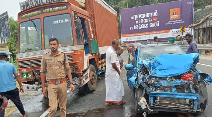 പുനലൂർ മൂവാറ്റുപുഴ സംസ്ഥാന പാതയിൽ കാർ ലോറിയും കൂട്ടിയിച്ച് അപകടം പുനലൂർ മൂവാറ്റുപുഴ സംസ്ഥാന പാതയിൽ കാർ ലോറിയും കൂട്ടിയിച്ച് അപകടം