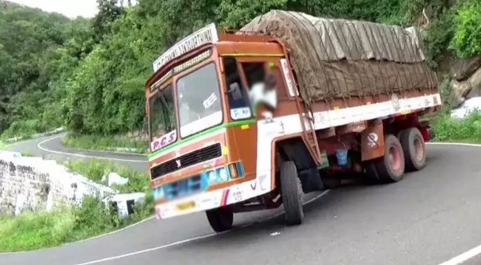 ഓപ്പറേഷൻ ഓവർലോഡ് : അമിതഭാരം കയറ്റിവരുന്ന വാഹനങ്ങളിൽ വിജിലൻസിന്റെ മിന്നൽ പരിശോധന ഓപ്പറേഷൻ ഓവർലോഡ് : അമിതഭാരം കയറ്റിവരുന്ന വാഹനങ്ങളിൽ വിജിലൻസിന്റെ മിന്നൽ പരിശോധന