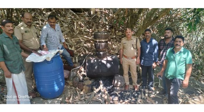 ആങ്ങമൂഴി പഞ്ഞിപ്പാറയിൽ എക്സൈസ് കോടയും വാറ്റ് ഉപകരണങ്ങളും പിടിച്ചെടുത്തു ആങ്ങമൂഴി പഞ്ഞിപ്പാറയിൽ എക്സൈസ് കോടയും വാറ്റ് ഉപകരണങ്ങളും പിടിച്ചെടുത്തു
