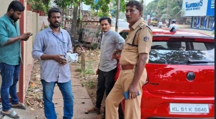 ചെങ്ങന്നൂരിൽ നടത്തിയ വാഹന പരിശോധനയിൽ കണക്കിൽപെടാത്ത മൂന്നു ലക്ഷം രൂപ പിടിച്ചെടുത്തു ചെങ്ങന്നൂരിൽ നടത്തിയ വാഹന പരിശോധനയിൽ കണക്കിൽപെടാത്ത മൂന്നു ലക്ഷം രൂപ പിടിച്ചെടുത്തു