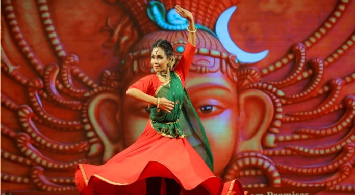 കഥക് അവതരിപ്പിച്ച് അശ്വതി നായർ തിളങ്ങി കഥക് അവതരിപ്പിച്ച് അശ്വതി നായർ തിളങ്ങി