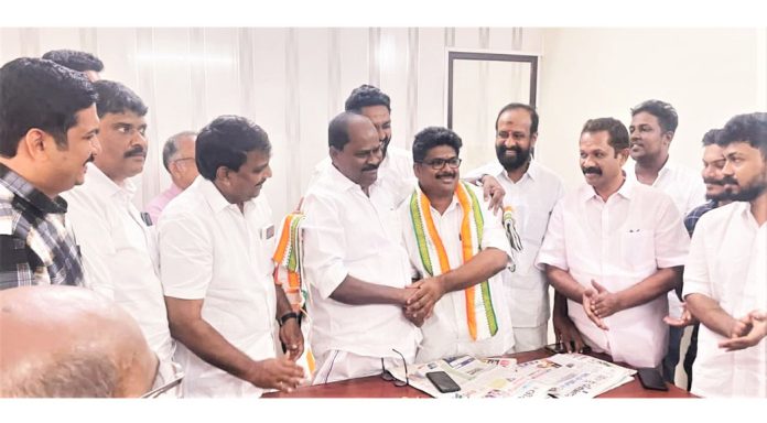 സി.പി.ഐ നേതാവ് അബ്ദുള് ഷുക്കൂര് കോണ്ഗ്രസില് ചേര്ന്നു സി.പി.ഐ നേതാവ് അബ്ദുള് ഷുക്കൂര് കോണ്ഗ്രസില് ചേര്ന്നു