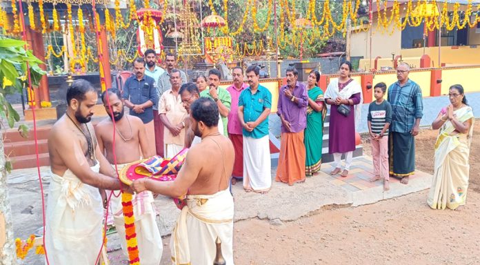 പരിയാരം കുമരമല മലദേവ ക്ഷേത്രത്തിലെ തൃക്കൊടിയേറ്റു കർമ്മം പരിയാരം കുമരമല മലദേവ ക്ഷേത്രത്തിലെ തൃക്കൊടിയേറ്റു കർമ്മം