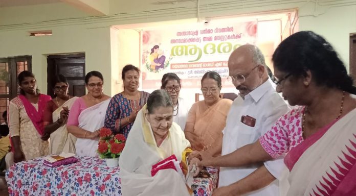 കേരള മഹിളാ സംഘം പത്തനംതിട്ട ജില്ലാ സർക്കാർ വൃദ്ധ സദനത്തിലെ അമ്മമാരെ ആദരിച്ചു കേരള മഹിളാ സംഘം പത്തനംതിട്ട ജില്ലാ സർക്കാർ വൃദ്ധ സദനത്തിലെ അമ്മമാരെ ആദരിച്ചു