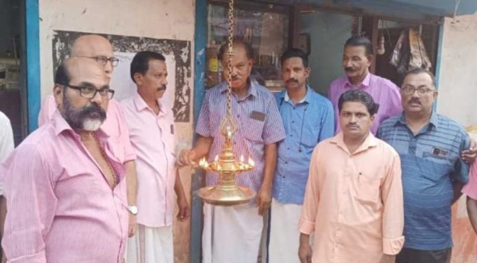 പെരിങ്ങര കരയിൽ തിരുപന്തത്തോട് അനുബന്ധിച്ചുള്ള ദേശവിളക്ക് തെളിയിച്ചു പെരിങ്ങര കരയിൽ തിരുപന്തത്തോട് അനുബന്ധിച്ചുള്ള ദേശവിളക്ക് തെളിയിച്ചു