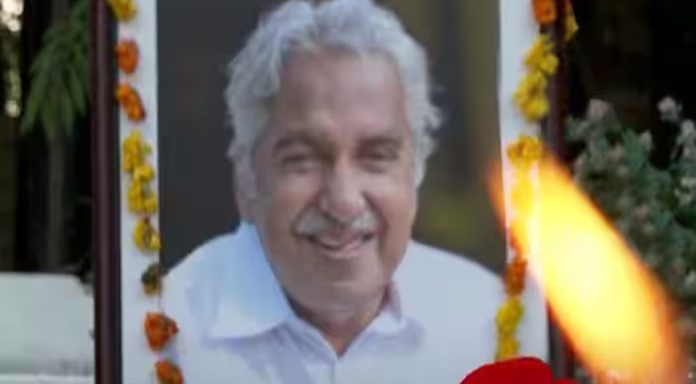 രാഷ്ട്രീയ തീര്ത്ഥാടന കേന്ദ്രമായി ഉമ്മൻചാണ്ടിയുടെ കല്ലറ രാഷ്ട്രീയ തീര്ത്ഥാടന കേന്ദ്രമായി ഉമ്മൻചാണ്ടിയുടെ കല്ലറ