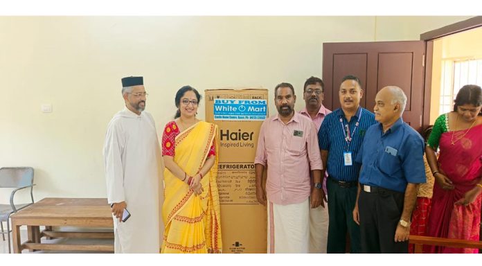 അട്ടത്തോട് സർക്കാർ ട്രൈബൽ സ്കൂളിന് റഫ്രിജറേറ്റർ കൈമാറി അട്ടത്തോട് സർക്കാർ ട്രൈബൽ സ്കൂളിന് റഫ്രിജറേറ്റർ കൈമാറി