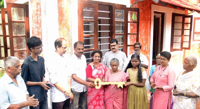 ഡോ. എം.എസ്. സുനിലിന്റെ 300-മത് സ്നേഹഭവനം ഈസ്റ്റർദിന സമ്മാനമായി മേരിക്കും കൊച്ചുമക്കൾക്കും ഡോ. എം.എസ്. സുനിലിന്റെ 300-മത് സ്നേഹഭവനം ഈസ്റ്റർദിന സമ്മാനമായി മേരിക്കും കൊച്ചുമക്കൾക്കും