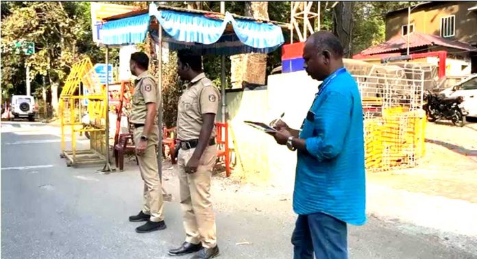 കുമളിയില് തെരഞ്ഞെടുപ്പ് കമ്മീഷൻ സ്ക്വാഡിനെ തടഞ്ഞു വെച്ചു , ദൃശ്യങ്ങള് ഡിലേറ്റ് ചെയ്യിച്ചു ; 5 കോണ്ഗ്രസ് നേതാക്കള്ക്കെതിരെ ജാമ്യമില്ലാ വകുപ്പ് പ്രകാരം കേസെടുത്തു കുമളിയില് തെരഞ്ഞെടുപ്പ് കമ്മീഷൻ സ്ക്വാഡിനെ തടഞ്ഞു വെച്ചു , ദൃശ്യങ്ങള് ഡിലേറ്റ് ചെയ്യിച്ചു ; 5 കോണ്ഗ്രസ് നേതാക്കള്ക്കെതിരെ ജാമ്യമില്ലാ വകുപ്പ് പ്രകാരം കേസെടുത്തു
