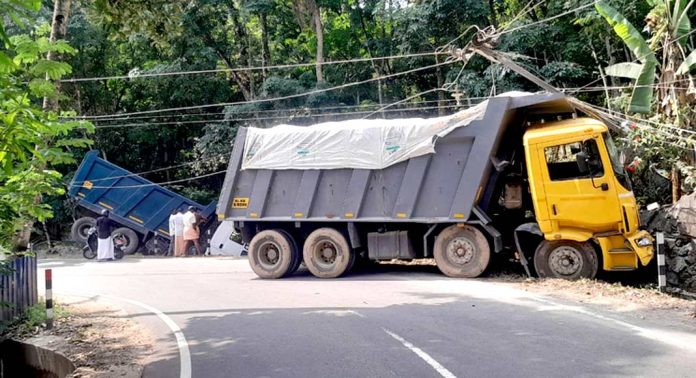 മുറിഞ്ഞകല്ലിൽ ടിപ്പർ ലോറികൾ കൂട്ടിയിടിച്ചു മറിഞ്ഞു മുറിഞ്ഞകല്ലിൽ ടിപ്പർ ലോറികൾ കൂട്ടിയിടിച്ചു മറിഞ്ഞു