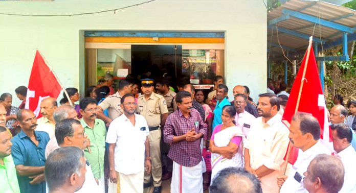 വടശേരിക്കര ശബരി ഗ്യാസ് ഏജൻസിക്കുമുമ്പില് ഉപരോധ സമരവുമായി ജനങ്ങള് വടശേരിക്കര ശബരി ഗ്യാസ് ഏജൻസിക്കുമുമ്പില് ഉപരോധ സമരവുമായി ജനങ്ങള്