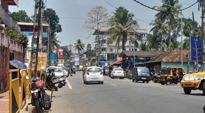 കോന്നി ആർ വി എച്ച് എസ് സ്കൂളിന് സമീപം സംസ്ഥാന പാതയിൽ അനധികൃത പാർക്കിങ് വർധിക്കുന്നു കോന്നി ആർ വി എച്ച് എസ് സ്കൂളിന് സമീപം സംസ്ഥാന പാതയിൽ അനധികൃത പാർക്കിങ് വർധിക്കുന്നു