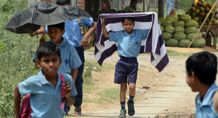 കനത്ത ചൂടും ഉഷ്ണ തരംഗവും ; സ്കൂളുകളുടെ അവധി നീട്ടി ത്രിപുര സർക്കാർ കനത്ത ചൂടും ഉഷ്ണ തരംഗവും ; സ്കൂളുകളുടെ അവധി നീട്ടി ത്രിപുര സർക്കാർ