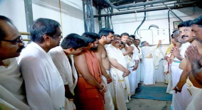 കടുത്ത ചൂടിൽ നിന്ന് ഭക്തർക്ക് ആശ്വാസം ; ഗുരുവായൂർ ക്ഷേത്രത്തിൽ ശീതീകരണ സംവിധാനം സ്ഥാപിച്ചു കടുത്ത ചൂടിൽ നിന്ന് ഭക്തർക്ക് ആശ്വാസം ; ഗുരുവായൂർ ക്ഷേത്രത്തിൽ ശീതീകരണ സംവിധാനം സ്ഥാപിച്ചു