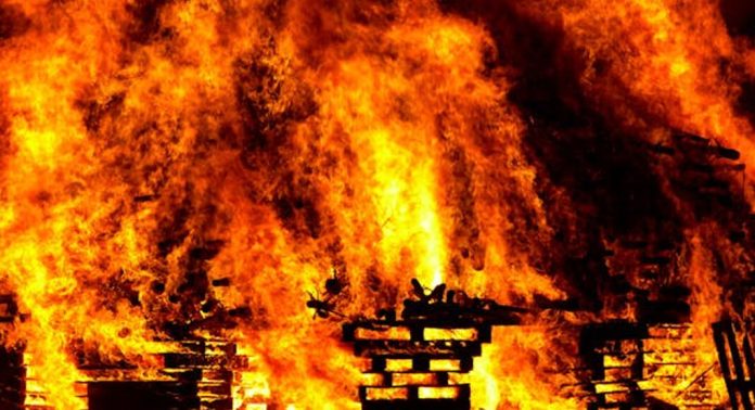 കുടിലിന് തീപിടിച്ച് അഞ്ച് കുട്ടികളടക്കം ഒരു കുടുംബത്തിലെ ഏഴ് പേർ വെന്തുമരിച്ചു കുടിലിന് തീപിടിച്ച് അഞ്ച് കുട്ടികളടക്കം ഒരു കുടുംബത്തിലെ ഏഴ് പേർ വെന്തുമരിച്ചു