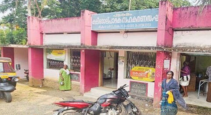 പഴകുളം ക്ഷീരോത്പാദക സഹകരണസംഘം കെട്ടിടം അപകടത്തിൽ പഴകുളം ക്ഷീരോത്പാദക സഹകരണസംഘം കെട്ടിടം അപകടത്തിൽ