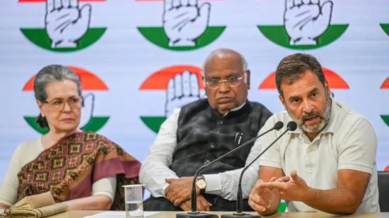 കോൺഗ്രസ് അധ്യക്ഷൻ മല്ലികാർജുൻ ഖാർഗെയ്ക്കെതിരായ തെരഞ്ഞെടുപ്പ് കമ്മീഷൻ നടപടിയിൽ വിമർശനവുമായി കോൺഗ്രസ് കോൺഗ്രസ് അധ്യക്ഷൻ മല്ലികാർജുൻ ഖാർഗെയ്ക്കെതിരായ തെരഞ്ഞെടുപ്പ് കമ്മീഷൻ നടപടിയിൽ വിമർശനവുമായി കോൺഗ്രസ്