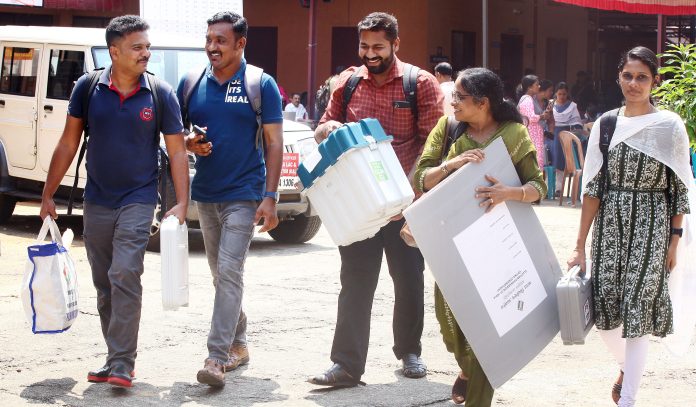 പോളിംഗ് സാമഗ്രികള് വിതരണം ചെയ്തു ; രാത്രിയോടെ ബൂത്തുകള് സജ്ജം പോളിംഗ് സാമഗ്രികള് വിതരണം ചെയ്തു ; രാത്രിയോടെ ബൂത്തുകള് സജ്ജം