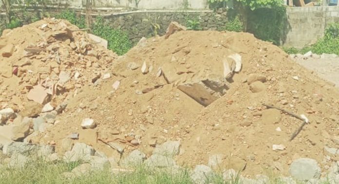 കോന്നി മയൂർ ഏലായിൽ പച്ചമണ്ണിട്ട് നിലം നികത്തി കോന്നി മയൂർ ഏലായിൽ പച്ചമണ്ണിട്ട് നിലം നികത്തി