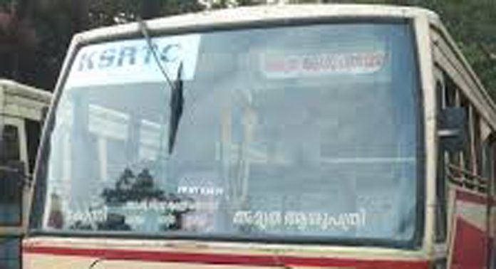 കോന്നി കെഎസ്ആര്ടിസിയില് വിജിലന്സ് പരിശോധന : ഡ്രൈവര് മദ്യപിച്ചതിനാല് ബസ് ഒരു മണിക്കൂര് മുടങ്ങി കോന്നി കെഎസ്ആര്ടിസിയില് വിജിലന്സ് പരിശോധന : ഡ്രൈവര് മദ്യപിച്ചതിനാല് ബസ് ഒരു മണിക്കൂര് മുടങ്ങി