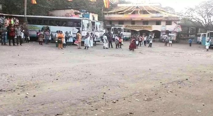 പത്തനാപുരം KSRTC ഡിപ്പോയിൽ കൂട്ട അവധി ; 15 സർവീസുകൾ മുടങ്ങി പത്തനാപുരം KSRTC ഡിപ്പോയിൽ കൂട്ട അവധി ; 15 സർവീസുകൾ മുടങ്ങി