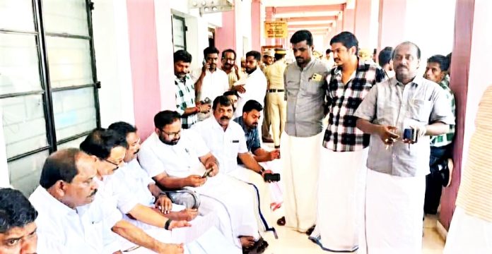 കോന്നി എം.എല്.എക്ക് എതിരെ നിയമ നടപടി സ്വീകരിക്കണം : പ്രൊഫ. സതീഷ് കൊച്ചുപറമ്പില് കോന്നി എം.എല്.എക്ക് എതിരെ നിയമ നടപടി സ്വീകരിക്കണം : പ്രൊഫ. സതീഷ് കൊച്ചുപറമ്പില്