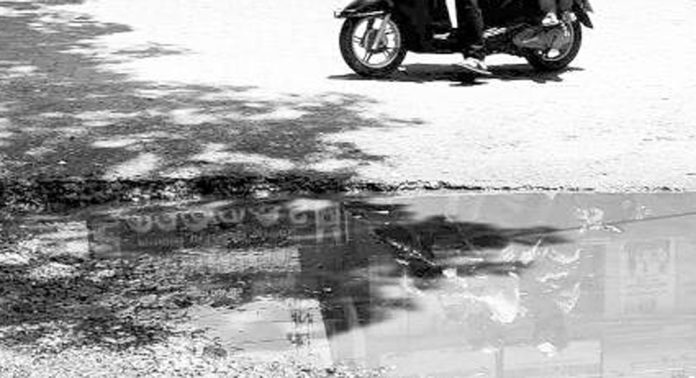 അടൂര് ജനറല് ആശുപത്രി – മൂന്നാളം റോഡ് തകര്ന്നു അടൂര് ജനറല് ആശുപത്രി – മൂന്നാളം റോഡ് തകര്ന്നു