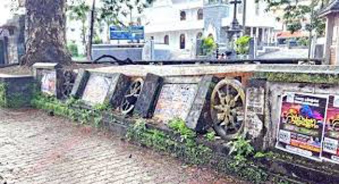അടൂര് ഗാന്ധിസ്മൃതി മൈതാനം നശിക്കാന് തുടങ്ങിയിട്ട് നാളുകള് ; കുലുക്കമില്ലാതെ അധികാരികള് അടൂര് ഗാന്ധിസ്മൃതി മൈതാനം നശിക്കാന് തുടങ്ങിയിട്ട് നാളുകള് ; കുലുക്കമില്ലാതെ അധികാരികള്