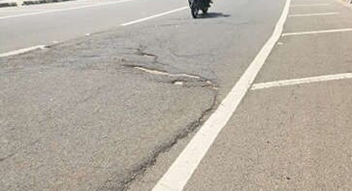 അടൂര് ബൈപ്പാസിലെ വിള്ളല് അപകടക്കെണിയാകുന്നു അടൂര് ബൈപ്പാസിലെ വിള്ളല് അപകടക്കെണിയാകുന്നു