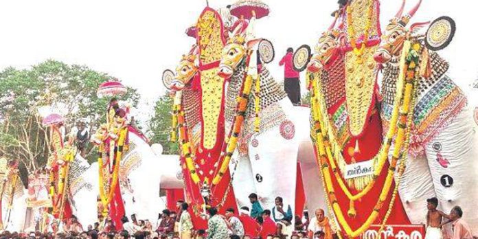 അടൂരിനെ പൂരപ്പറമ്പാക്കി പള്ളിക്കൽ ശ്രീകണ്ഠാളസ്വാമി ക്ഷേത്രത്തിലെ കെട്ടുകാഴ്ച അടൂരിനെ പൂരപ്പറമ്പാക്കി പള്ളിക്കൽ ശ്രീകണ്ഠാളസ്വാമി ക്ഷേത്രത്തിലെ കെട്ടുകാഴ്ച