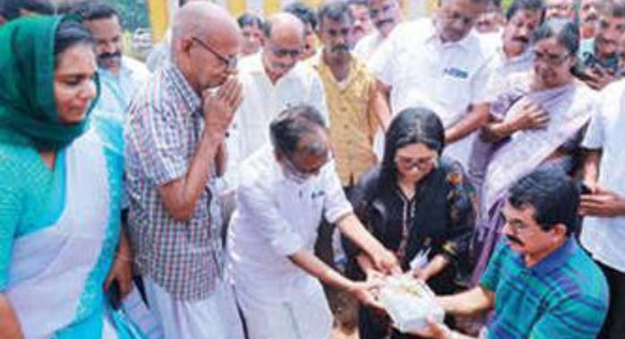 അടൂരില് നിര്മ്മിക്കുന്ന ഗാന്ധിഭവന്റെ പുതിയ കെട്ടിടത്തിന് തറക്കല്ലിട്ടു അടൂരില് നിര്മ്മിക്കുന്ന ഗാന്ധിഭവന്റെ പുതിയ കെട്ടിടത്തിന് തറക്കല്ലിട്ടു