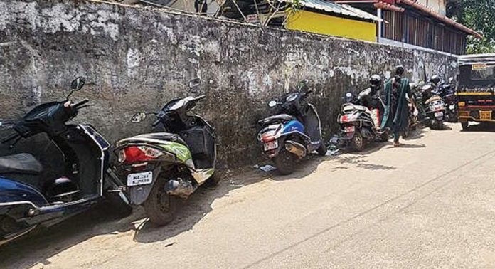 അടൂർ ജനറൽ ആശുപത്രിയിലേക്കുവരുന്ന വാഹനങ്ങൾക്ക് പാര്ക്കിംഗ് സൗകര്യമില്ല അടൂർ ജനറൽ ആശുപത്രിയിലേക്കുവരുന്ന വാഹനങ്ങൾക്ക് പാര്ക്കിംഗ് സൗകര്യമില്ല