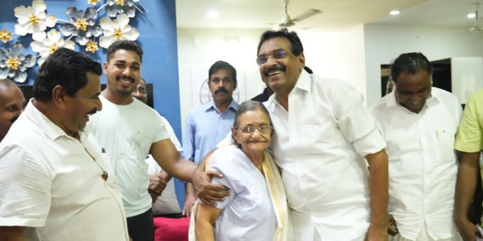 പത്തനംതിട്ട പാർലമെൻ്റ് മണ്ഡലത്തിലെ ഏറ്റവും മുതിർന്ന വോട്ടറായ ശോശാമ്മ സക്കറിയയുടെ വീട് സന്ദർശിച്ച് ആന്റോ ആൻറണി പത്തനംതിട്ട പാർലമെൻ്റ് മണ്ഡലത്തിലെ ഏറ്റവും മുതിർന്ന വോട്ടറായ ശോശാമ്മ സക്കറിയയുടെ വീട് സന്ദർശിച്ച് ആന്റോ ആൻറണി
