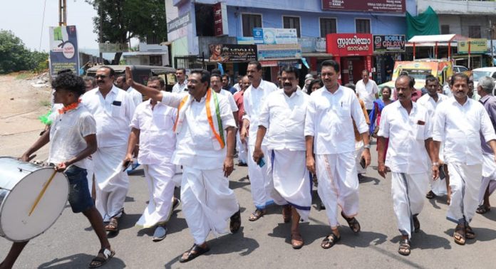 ചുട്ടുപൊള്ളുന്ന വെയിലത്തും ആന്റോ ആന്റണിയെ സ്വീകരിച്ച് ചിറ്റാറിലെ ജനങ്ങൾ ചുട്ടുപൊള്ളുന്ന വെയിലത്തും ആന്റോ ആന്റണിയെ സ്വീകരിച്ച് ചിറ്റാറിലെ ജനങ്ങൾ