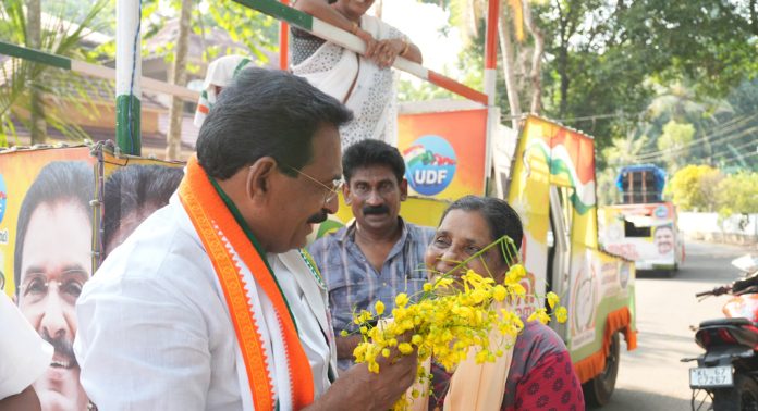 ആന്റോ ആന്റണിക്ക് കണിക്കൊന്നയുമായി സരോജിനി ചേച്ചി ആന്റോ ആന്റണിക്ക് കണിക്കൊന്നയുമായി സരോജിനി ചേച്ചി