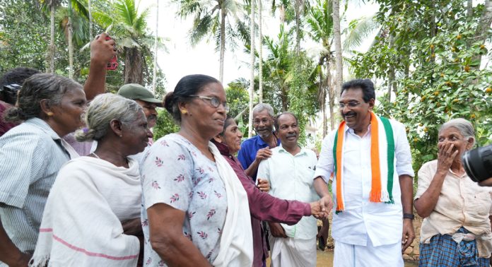തൊഴിലുറപ്പ് തൊഴിലാളികളോട് വോട്ട് അഭ്യർത്ഥിച്ച് ആന്റോ ആന്റണി തൊഴിലുറപ്പ് തൊഴിലാളികളോട് വോട്ട് അഭ്യർത്ഥിച്ച് ആന്റോ ആന്റണി